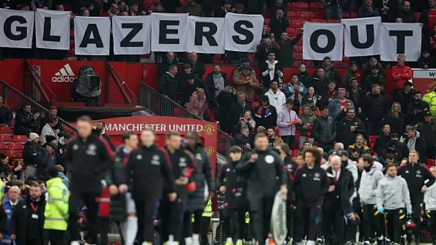ManU taraftarından yönetime protesto