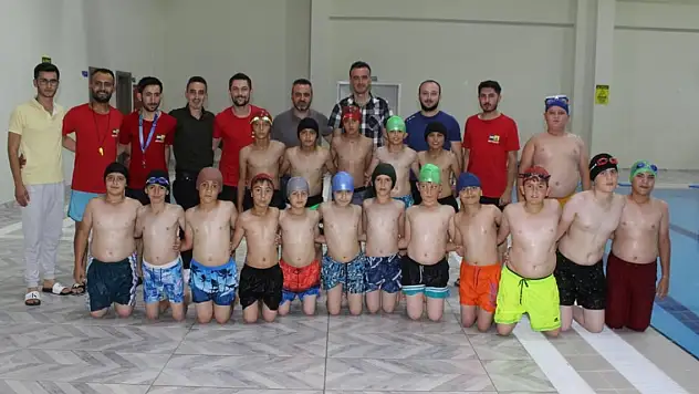 Karapınar'da çocuklar yüzme öğreniyor