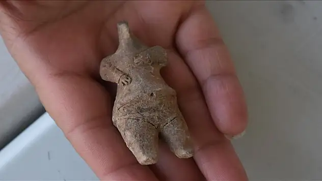 Kazıda 7 bin 800 yıllık kadın heykelciği bulundu