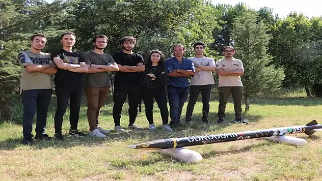 Öğrencilerin tasarladığı roket, başarıyla fırlatıldı