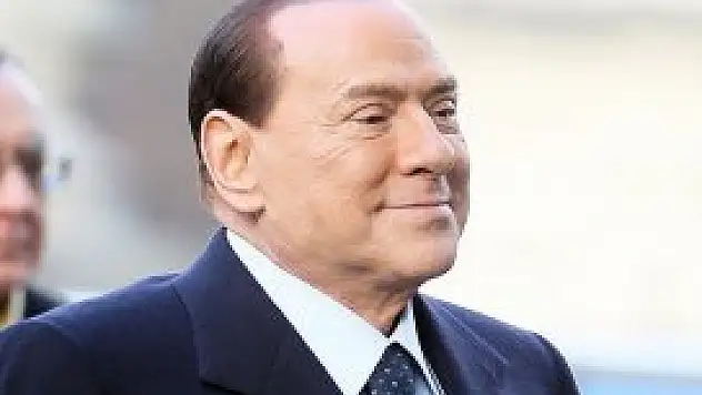 Berlusconi nişanlandı