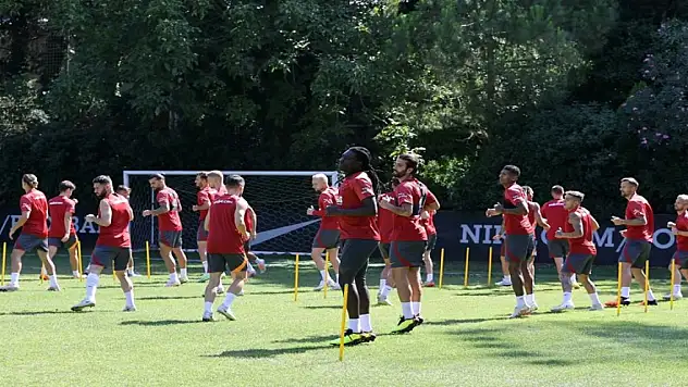 Galatasaray'da Torreira ve Mertens ilk idmanlarına çıktılar