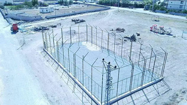 Develi'de kırsal mahallelerdeki halı saha yapım çalışmaları devam ediyor