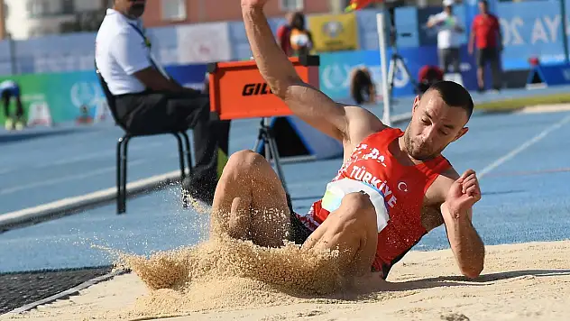 Üç adım atlamada Necati Er şampiyon oldu