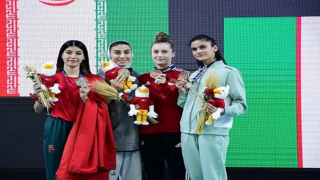 Kadınlar Tekvando 53 kiloda Kiyanichandeh şampiyon oldu