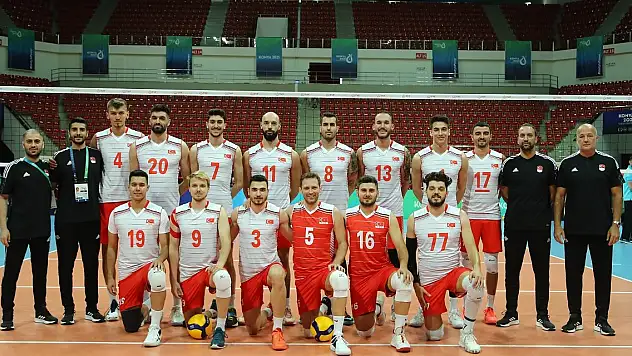 Efeler, ilk maçında Pakistan'ı 3-1 mağlup etti