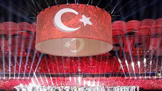 Bayrağımızı Nafia Kuş ve Sena Keçici taşıdı