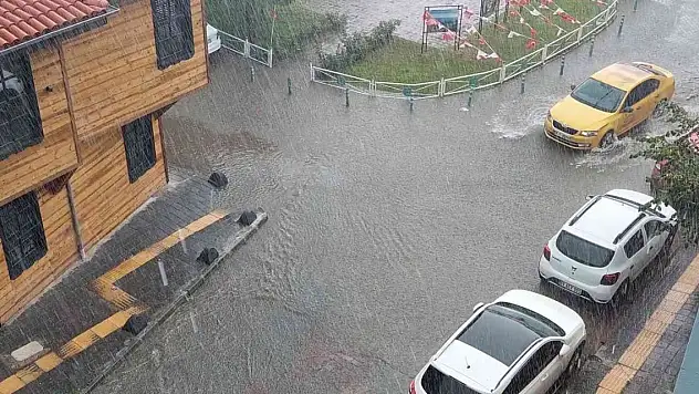 Meteoroloji sarı kodla uyarmıştı: Tekirdağ'da sokaklar göle döndü