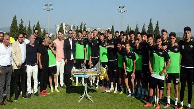 Akhisarspor'da bu kez de 'baklava ikramı kadro dışı bıraktı'  kaosu