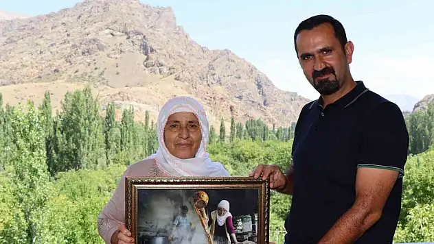 Ödül aldığı fotoğrafı sahibine hediye etti