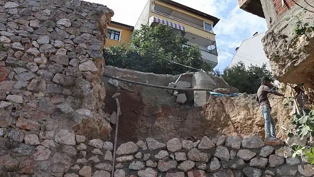 Tavşantepe'de istinat duvarı çöktü