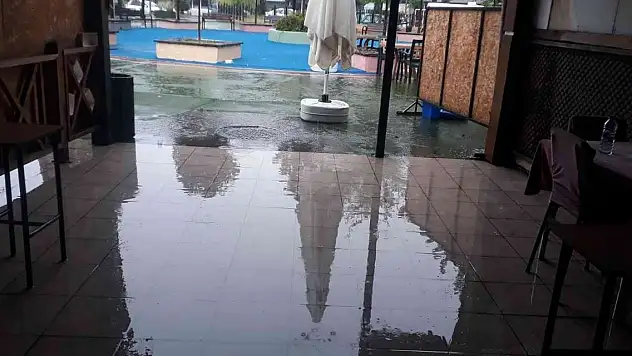 Sağanak yağış nedeniyle dükkanlara su bastı