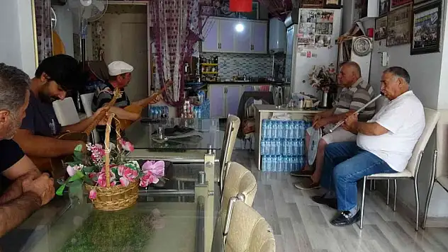 Sıra dışı çay ocağı insanlara moral oluyor