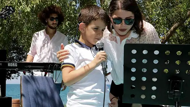 İşitme engellilerin sessiz dünyası müzik şöleniyle şenlendirildi