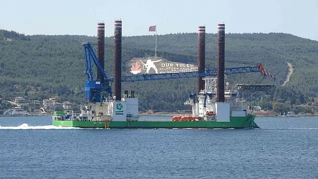 132 metre uzunluğundaki platform Çanakkale Boğazı'ndan geçti