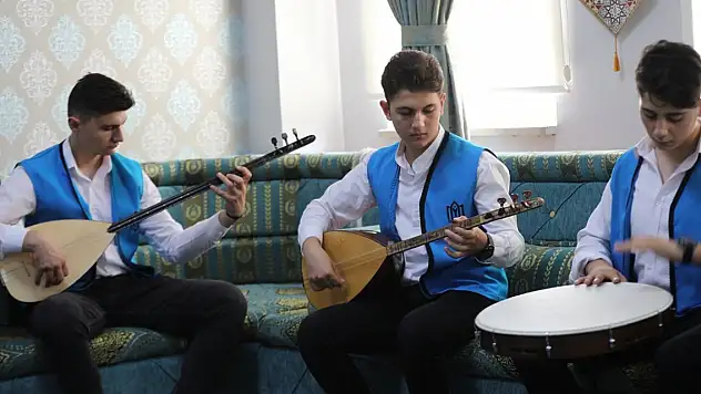 Bursalı imam hatip öğrencileri şehit Eren Bülbül'ü besteyle andı