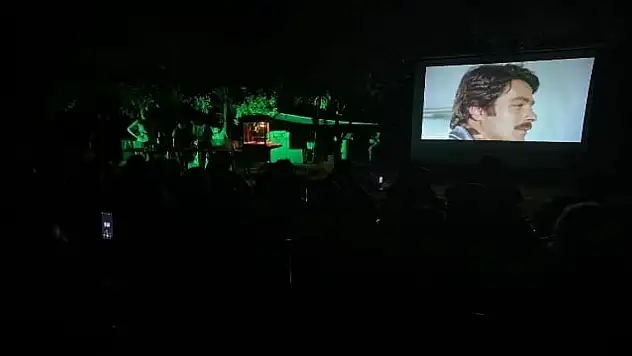 Ay ışığı altında nostaljik film izlediler