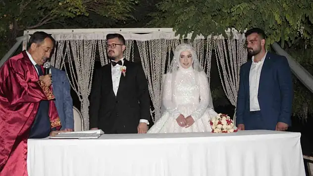 Binlerce çiftin nikahını kıyan baba, oğlunun nikahını da kendisi kıydı