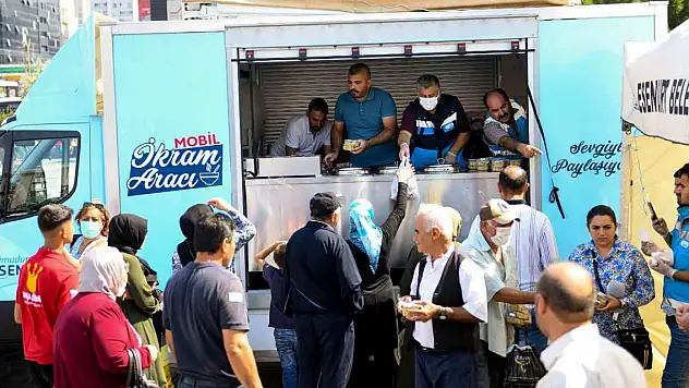 Esenyurt'ta vatandaşlara aşure ikramı