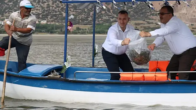 Işıklı Gölüne 300 bin adet yavru balık bırakıldı