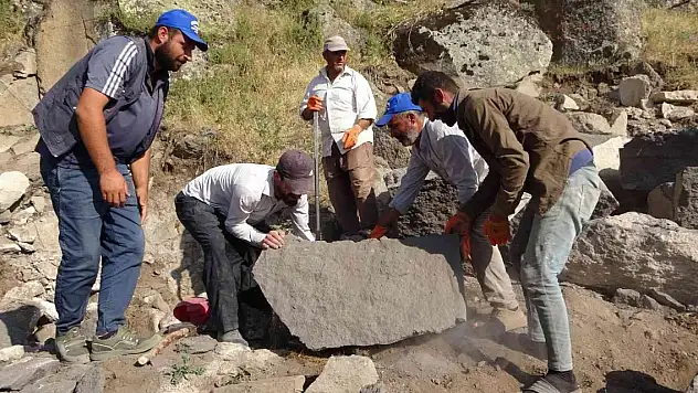 Kavurucu sıcakta ekmeklerini taştan çıkarıyorlar