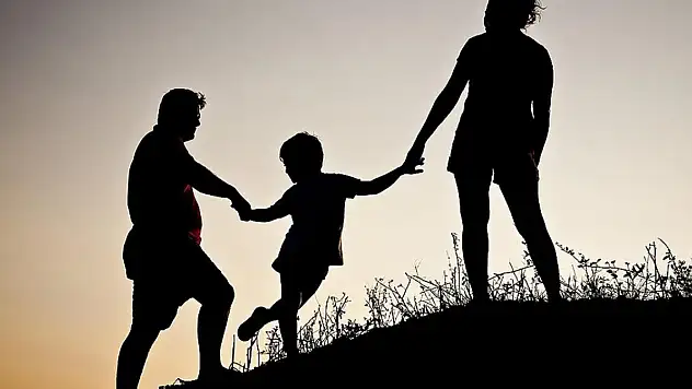 Sevgisiz ve ilgisiz kalan çocuklar yetişkinlikte ailelerini ihmal ediyor