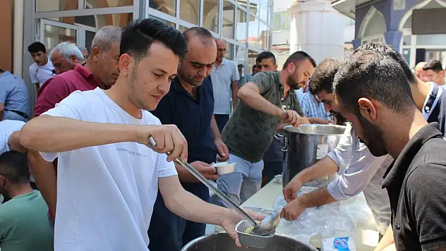 Yunak Belediyesi'nden aşure ikramı
