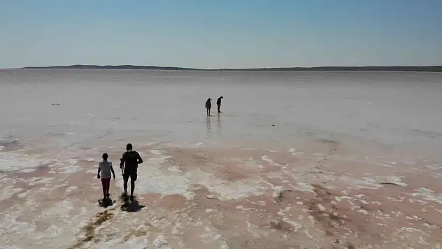 Tuz Gölü pembe renge büründü! Sebebi ise...