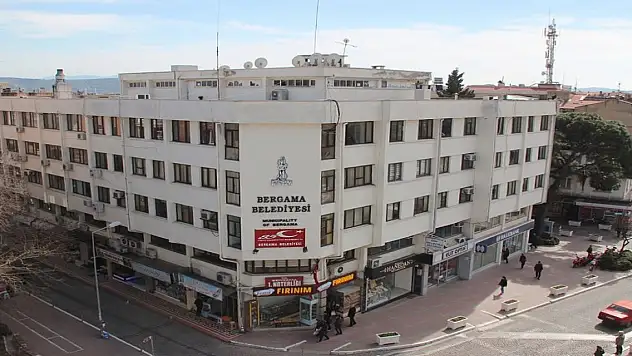 Deprem nedeniyle boşaltılan Bergama Belediyesi binası için karar ay sonunda verilecek
