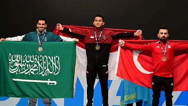 Erkekler Halter 61 kiloda şampiyon Saputra Ricko