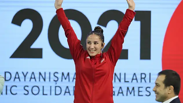 Zeynep Yetgil kadınlar güreşte 55 kiloda şampiyon oldu