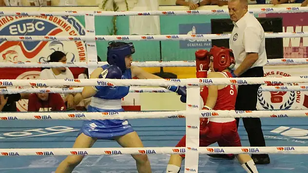 Minik boksörler, altın madalya için tüm yeteneklerini sergiliyor