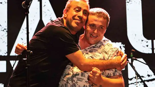 Haluk Levent, sahneye atlayan hayranına böyle sarıldı