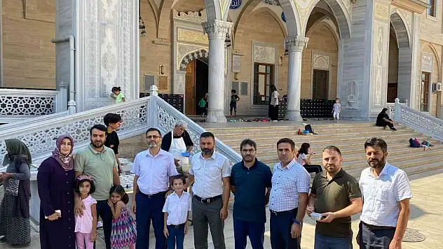 Kur'an kursu öğrencileri ve velilerinden aşure hayrı