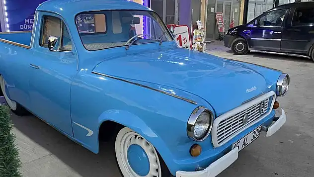 1964 model kamyonet alıcısını bekliyor
