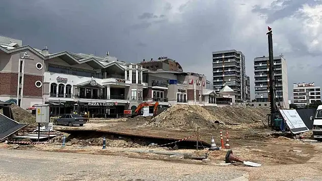 Şiddetli yağış ve fırtına inşaat bariyerlerini devirdi