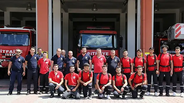 17 Ağustos'ta enkazdan çıkan depremzede, gönüllü itfaiyeci olarak yardıma koşuyor