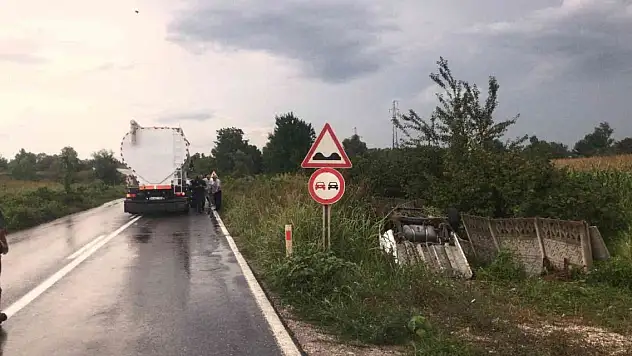 Önce kamyona çarptı sonra su kanalına düştü