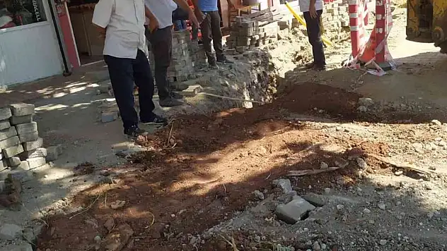 Çınar ağacının kökleri toprakla kapatıldı