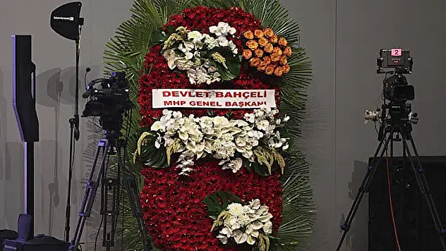 Bahçeli'den AK Parti'ye 2023 çiçek ve 21 güllü çelenk