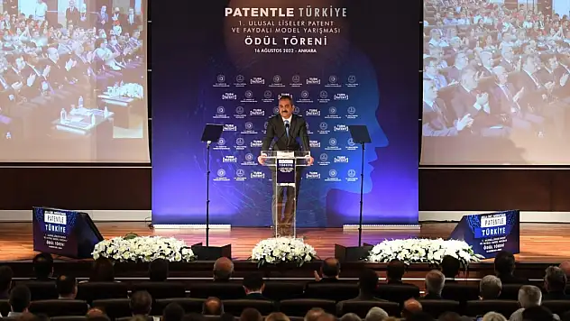 Özer ile Varank, patent ve faydalı model yarışmasında liselilere ödüllerini verdi