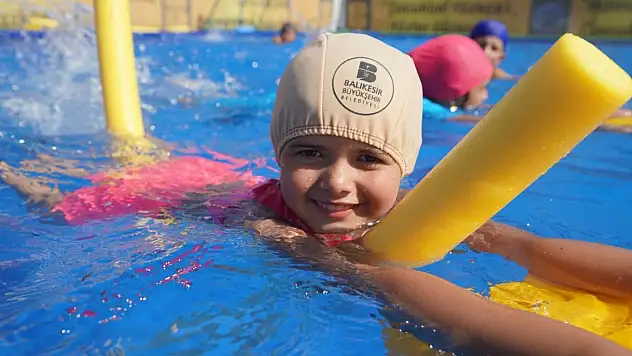 100 binden fazla çocuk yüzme öğrendi