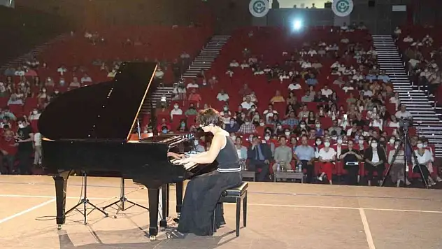 Defne Nisan bu yıl 7 ödül aldı