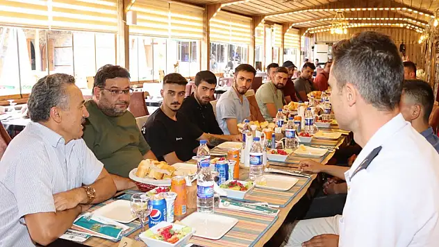 Seydişehir Belediye Başkanı Tutal, askere gidecek gençlerle yemekte buluştu