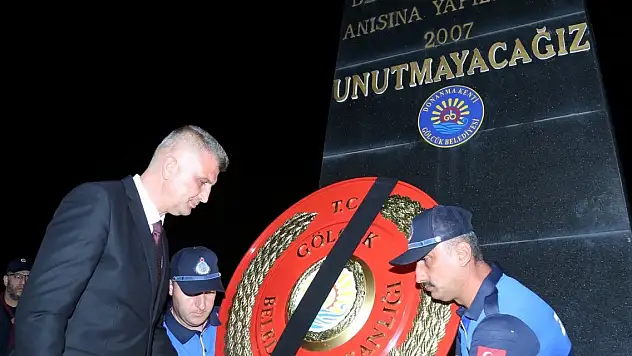 Depremde hayatını kaybedenler deprem saatinde anıldı