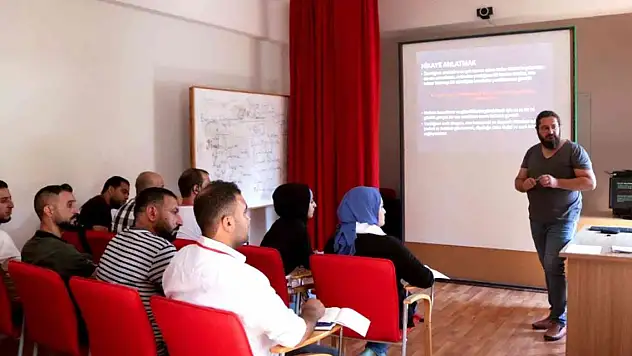 SÜ İletişim Fakültesi akademisyenlerinden Azez'deki gazetelere eğitim