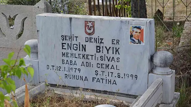 Deprem şehidi mezarı başında anıldı