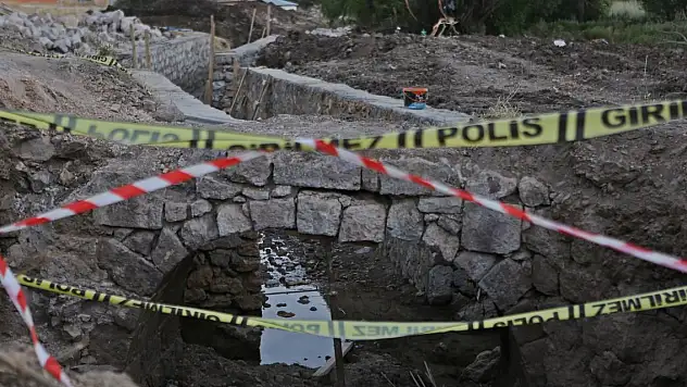 Tarihi köprü ortaya çıktı, dere ıslah çalışması durduruldu
