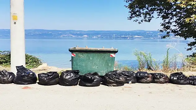Göl kıyısından 23 torba çöp çıktı
