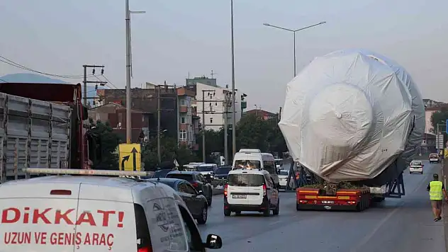 Devasa yük taşıyan tır şehri birbirine kattı